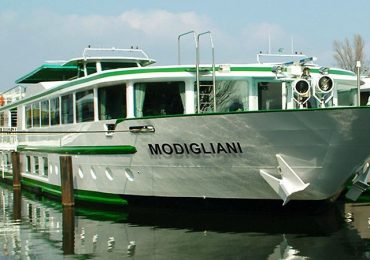 Barco Modigliani en el muelle
